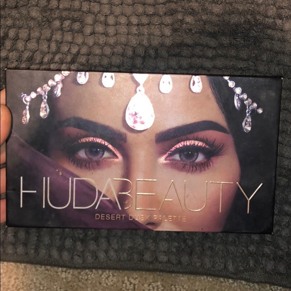 HudaBeauty eyeshadow palette ( barely used)